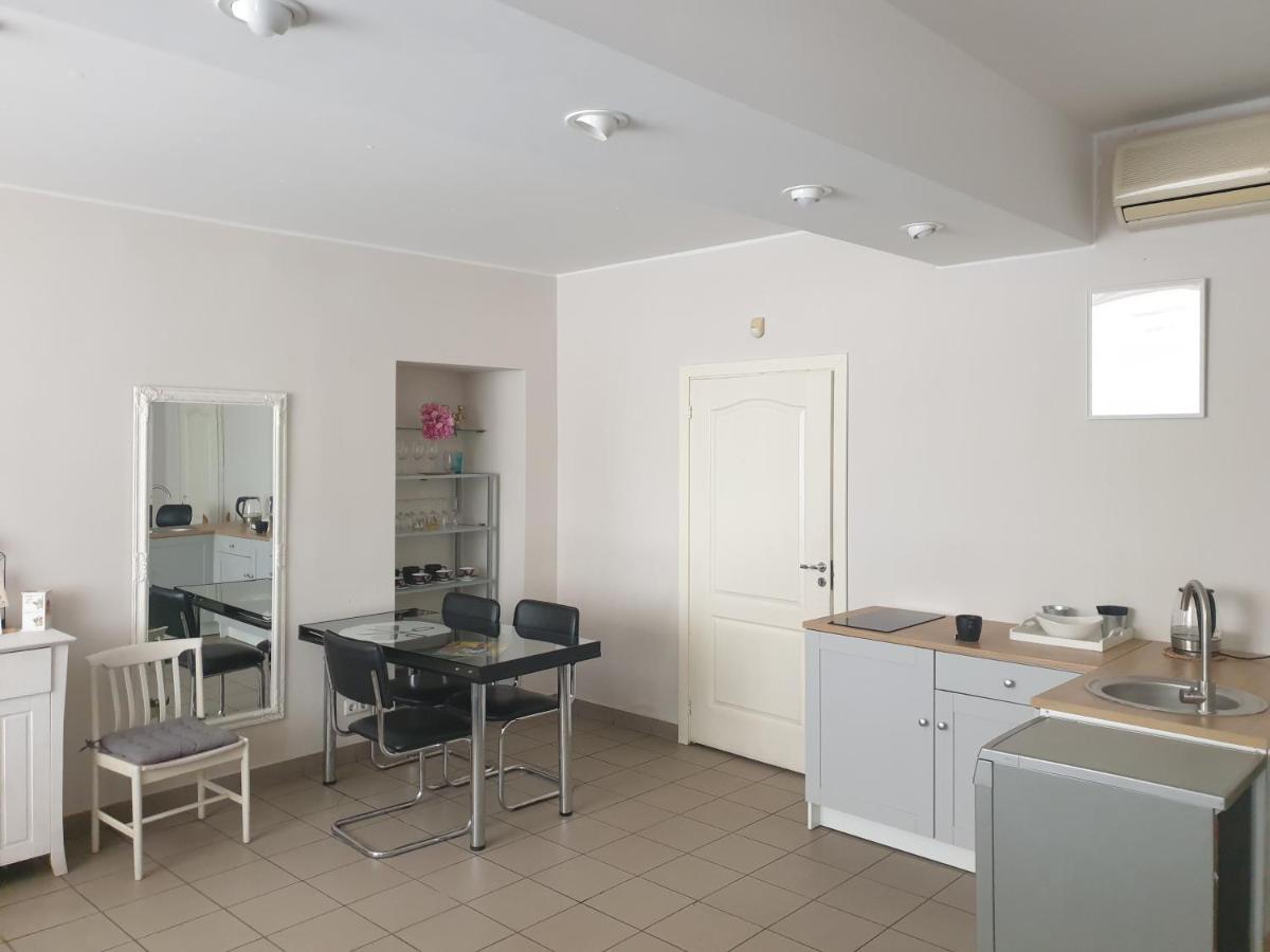 Camellia Studio Apartment & Parking Riga Exterior photo